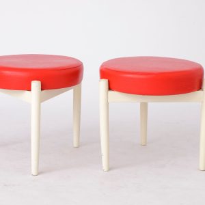 Pair of Vintage Three-Legged Ottomans by Hugo Frandsen, 1960s | White Lacquered Beech, Red Skai Upholstery | Danish design