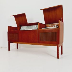 Mid Century Modern German Teak record player, radio by Braun “R 32”, 1960s
